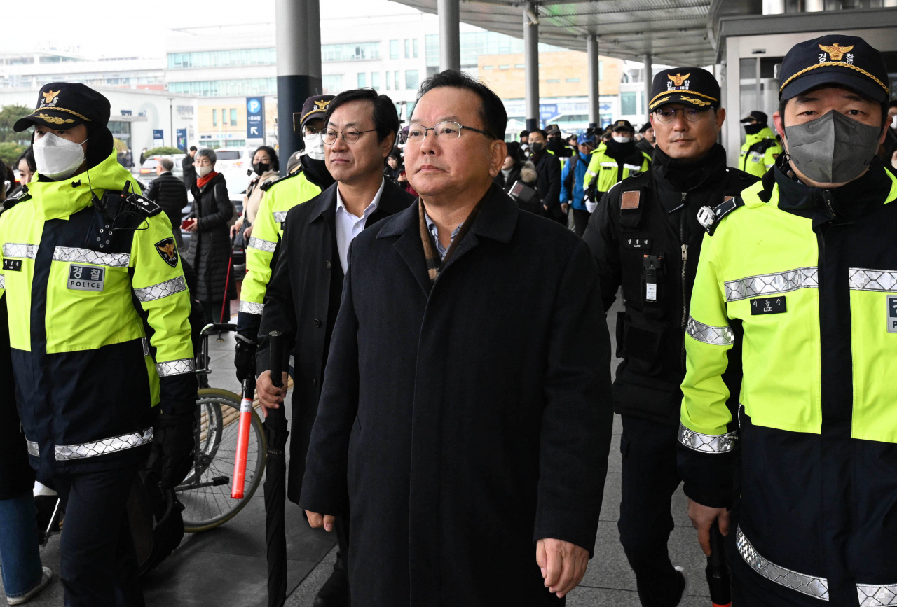 김부겸(가운데) 전 국무총리가 3일 오전 더불어민주당 이재명 대표 문병을 위해 서울 종로구 서울대병원을 방문한 뒤 나서고 있다. [연합]