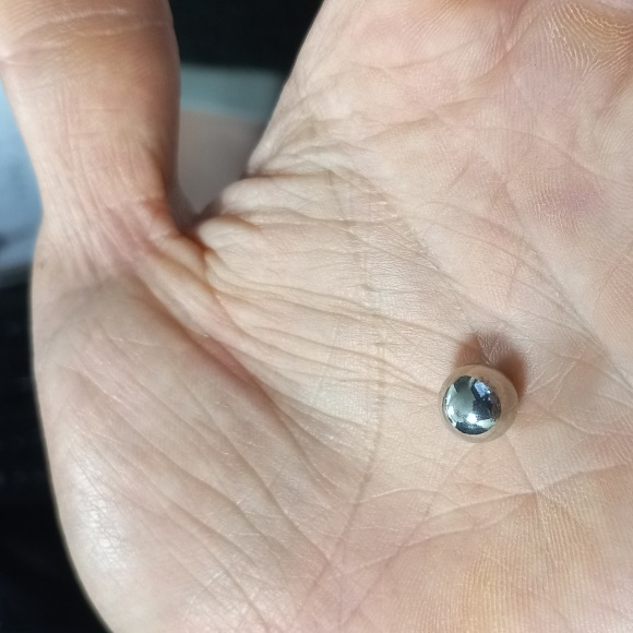순천의 모 아파트 지상 주차 차량을 파손시킨 지름 1cm 쇠구슬.
