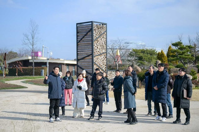 노관규 순천시장(맨 왼쪽)과 일류도시기획단 직원들이 정원박람회장을 둘러보고 있다.