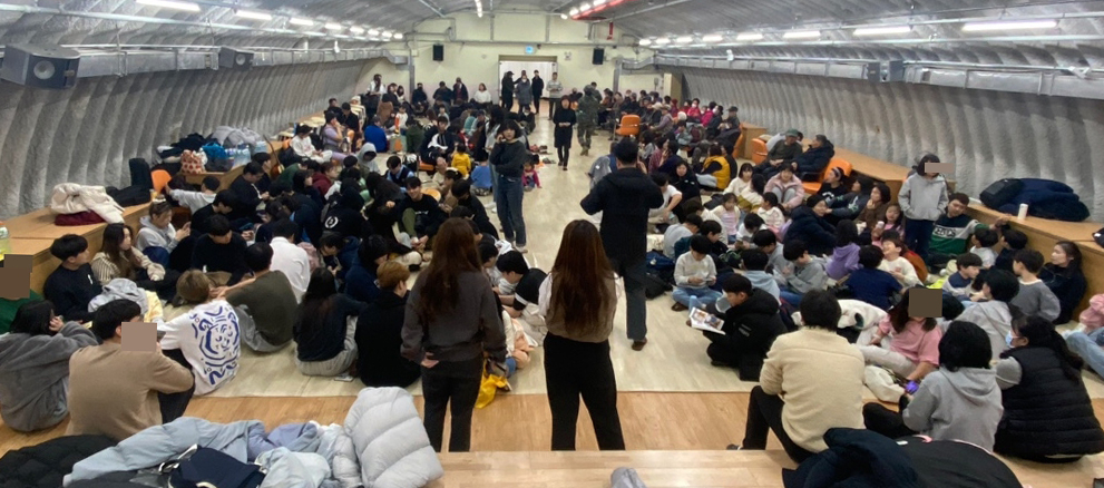 5일 북한의 서해 해상 완충구역 해안포 사격으로 서해 북단 연평도 주민들이 대피소로 대피해 있다. [옹진군]