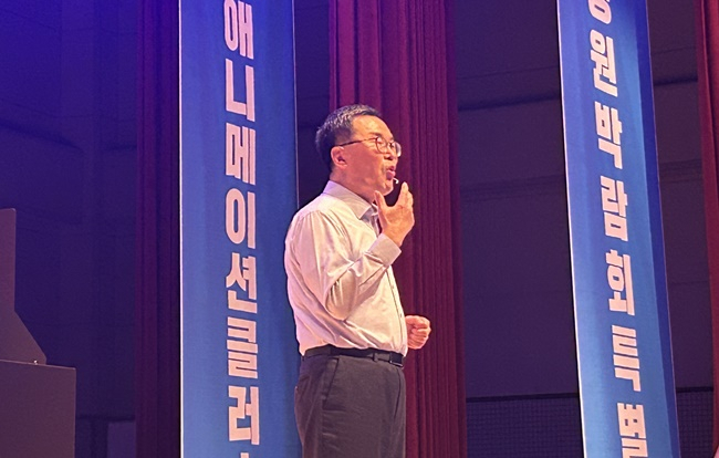 5일 오후 순천에서 열린 의정보고회 자리에서 소병철 국회의원이 단상에 올라 의정활동을 보고하고 있다. [의원실 제공]