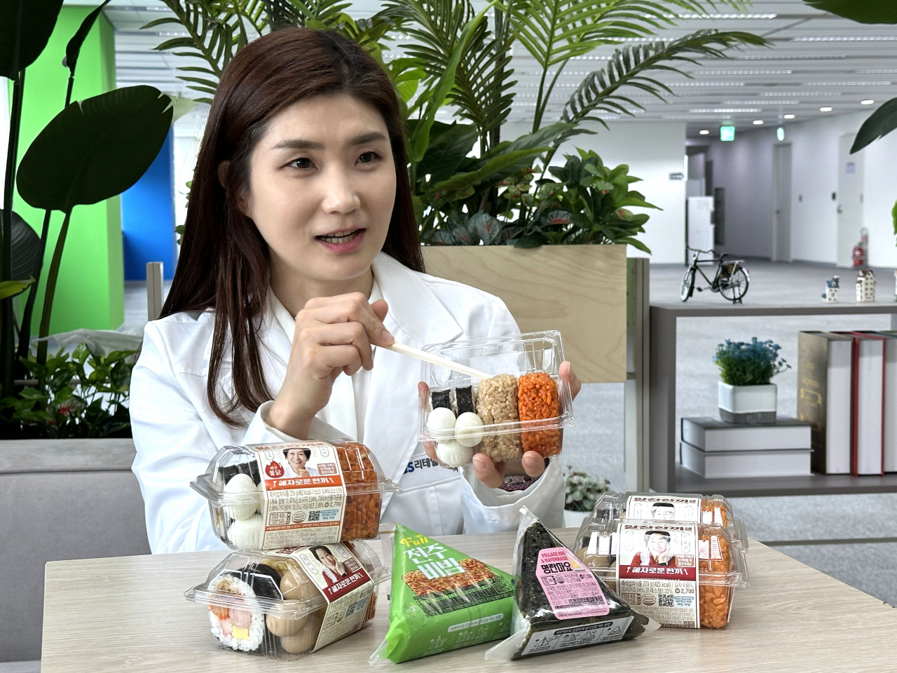 4일 백수련 GS리테일 식품개발팀 연구원이 자신이 개발한 ‘혜자로운 알찬한끼세트’를 설명하고 있다. [GS리테일 제공]