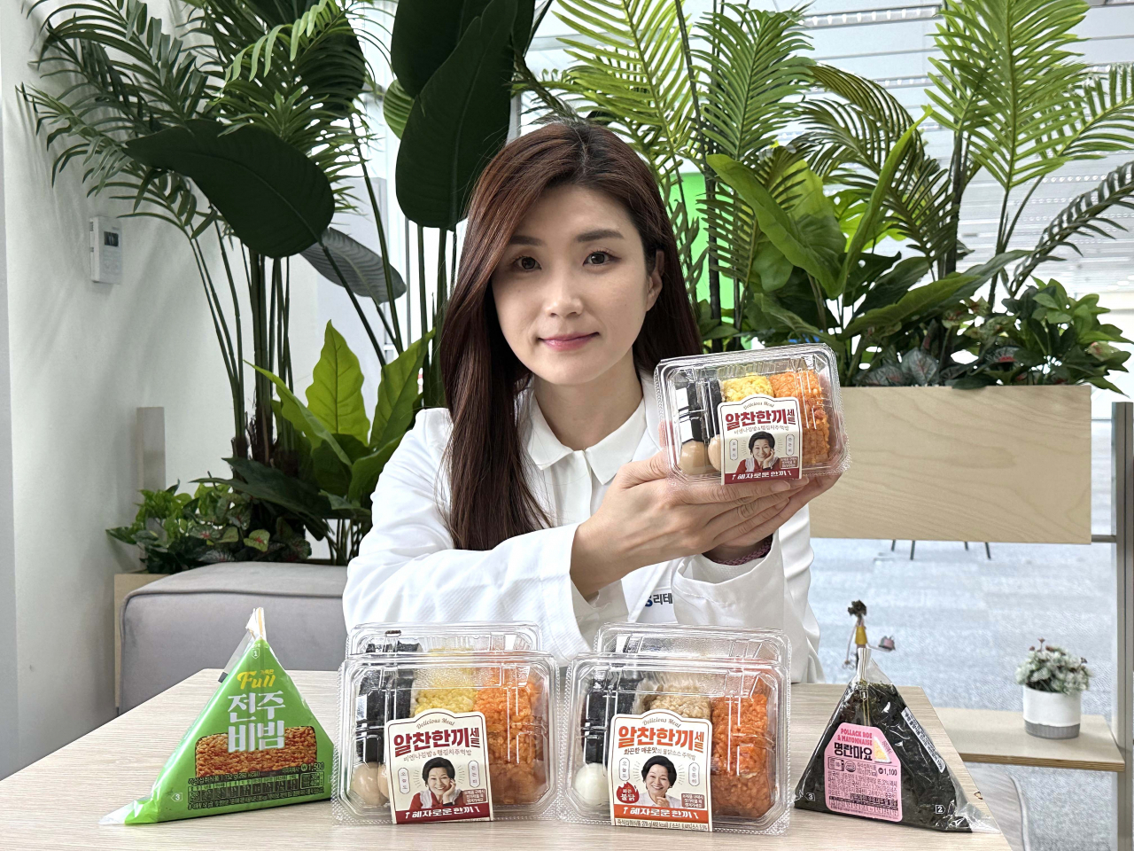 4일 백수련 GS리테일 식품개발팀 연구원이 자신이 개발한 ‘혜자로운 알찬한끼세트’를 들고 있다. [GS리테일 제공]