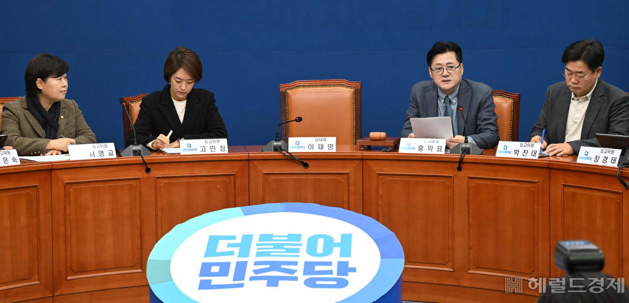홍익표(오른쪽 두번째) 더불어민주당 원내대표가 5일 오전 서울 여의도 국회에서 열린 최고위원회의에 참석해 모두발언하고 있다. 이상섭 기자
