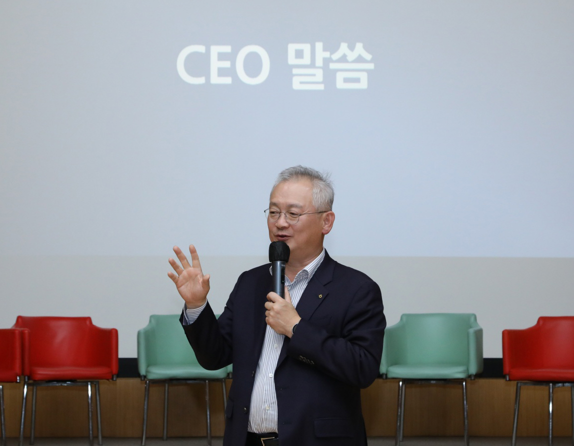 NH투자증권이 지난 4일부터 이틀간 2024년 임원워크숍을 실시했다. 정영채 사장이 지난 5일 NH인재원에서 개최한 ‘2024년 임원워크숍’에서 새해 경영전략에 대해 설명하고 있다. [NH투자증권]
