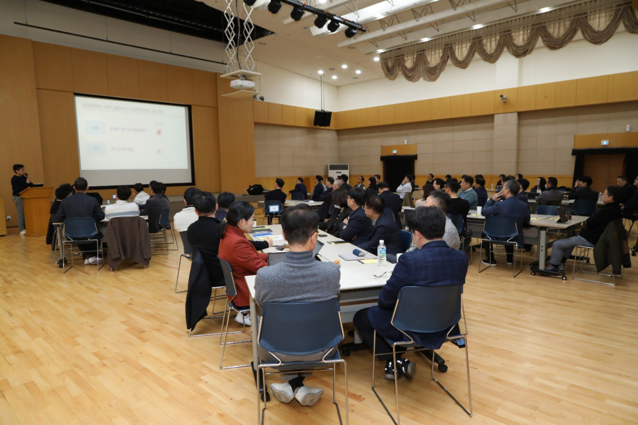 NH투자증권이 지난 4일부터 이틀간 임원워크숍을 진행했다. 지난 4일 정영채 사장을 비롯한 임원들이 ‘과정가치 Next Level-up’ 이라는 주제로 토의를 진행하고 있다. [NH투자증권]