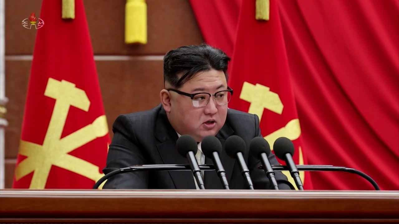 김정은 북한 국무위원장이 지난해 12월 26일 당중앙위원회 본부 청사에서 소집된 제8기 제9차 전원회의 확대회의에 참석했다고 조선중앙TV가 27일 보도했다. [연합]