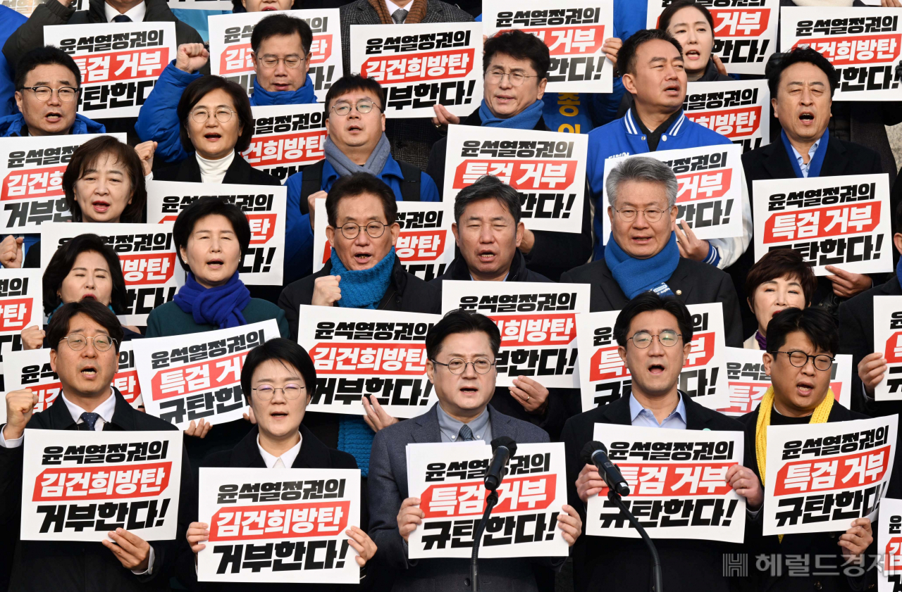홍익표 더불어민주당 원내대표를 비롯한 야4당 대표가 5일 오전 서울 여의도 국회 본청 계단 앞에서 김건희·50억클럽 특검 수용 촉구 대회를 하고 있다. 이상섭 기자