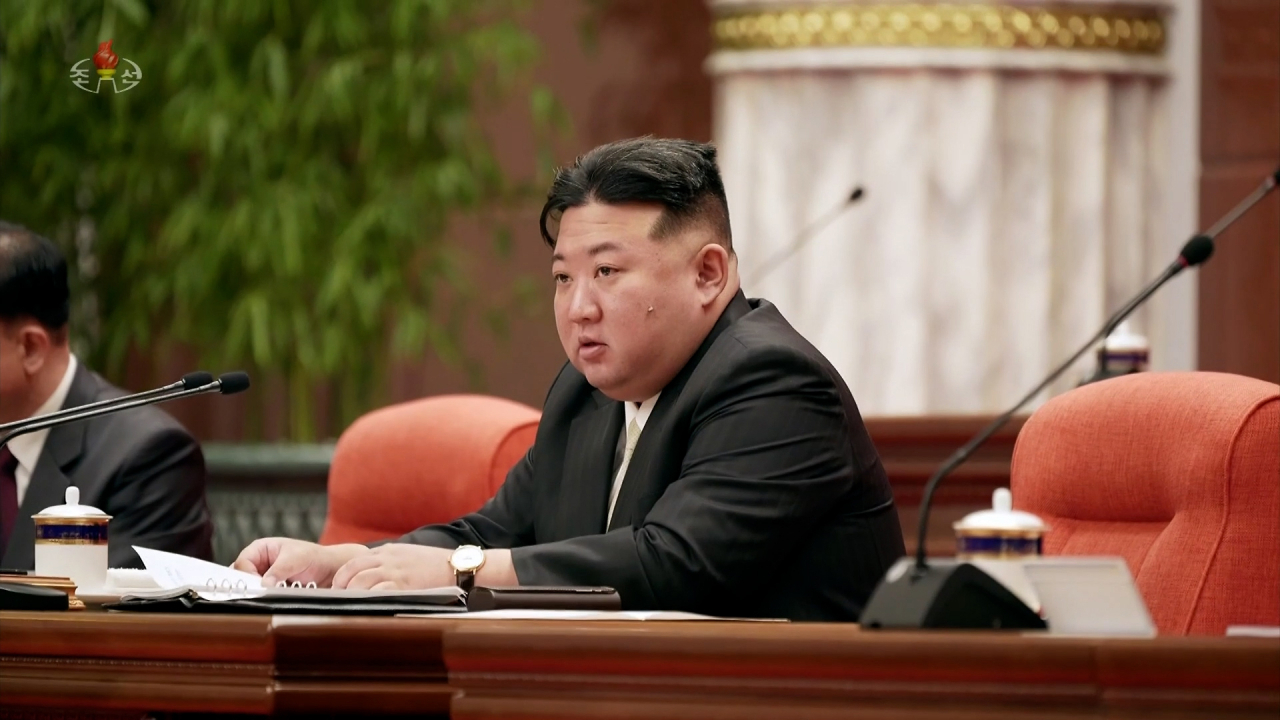 북한 김정은 국무위원장이 지난 26일 당중앙위원회 본부 청사에서 소집된 제8기 제9차 전원회의 확대회의에 참석했다고 조선중앙TV가 27일 보도했다. [연합]