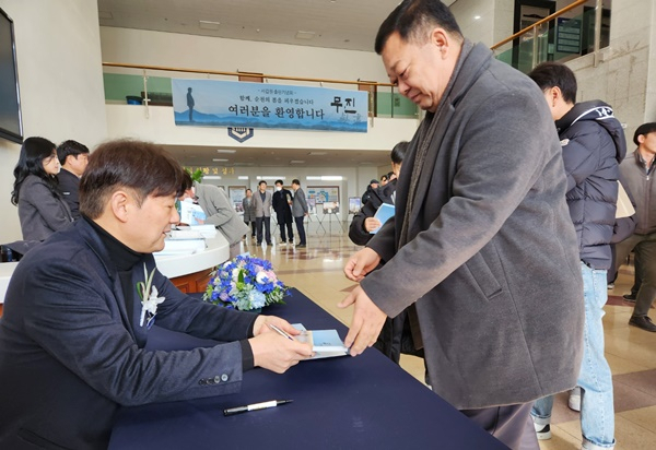 6일 서갑원 전 의원이 책을 구입한 시민들에게 친필 사인을 해주고 있다.