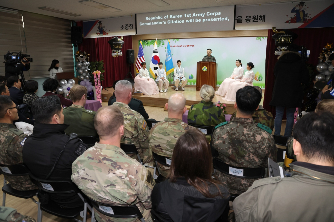 지난 5일 경기도 파주시 대성동 초등학교에서 제55회 졸업식이 열렸다. 김담혜 양 등 5명의 졸업생을 축하하기 위해 학부모와 가족뿐 아니라 군인과 주민, 파주시와 통일부 관계자 등 90여 명이 참석했다.[국방일보 제공]