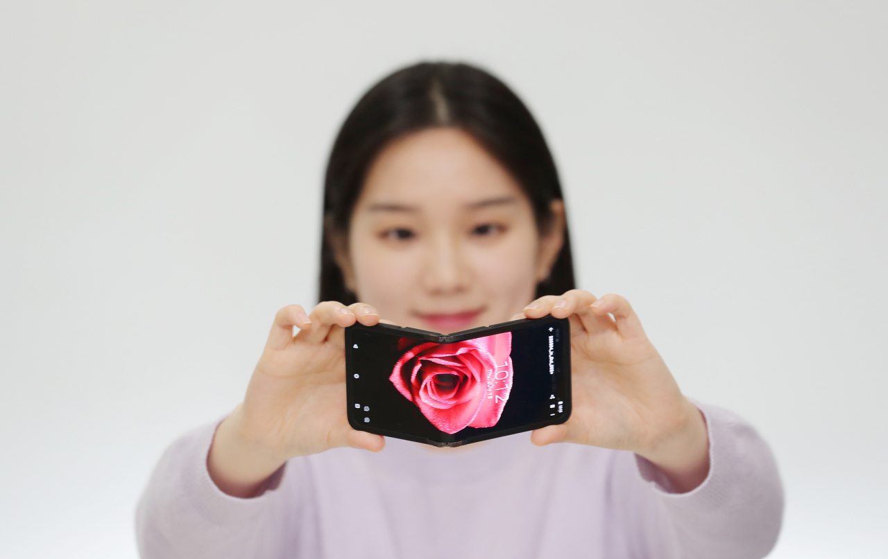 삼성디스플레이는 ‘CES 2024’에서 플립폰형 폴더블에서 안팎으로 모두 접을 수 있는 ‘플렉스 인앤아웃 플립’을 선보인다. [삼성디스플레이 제공]
