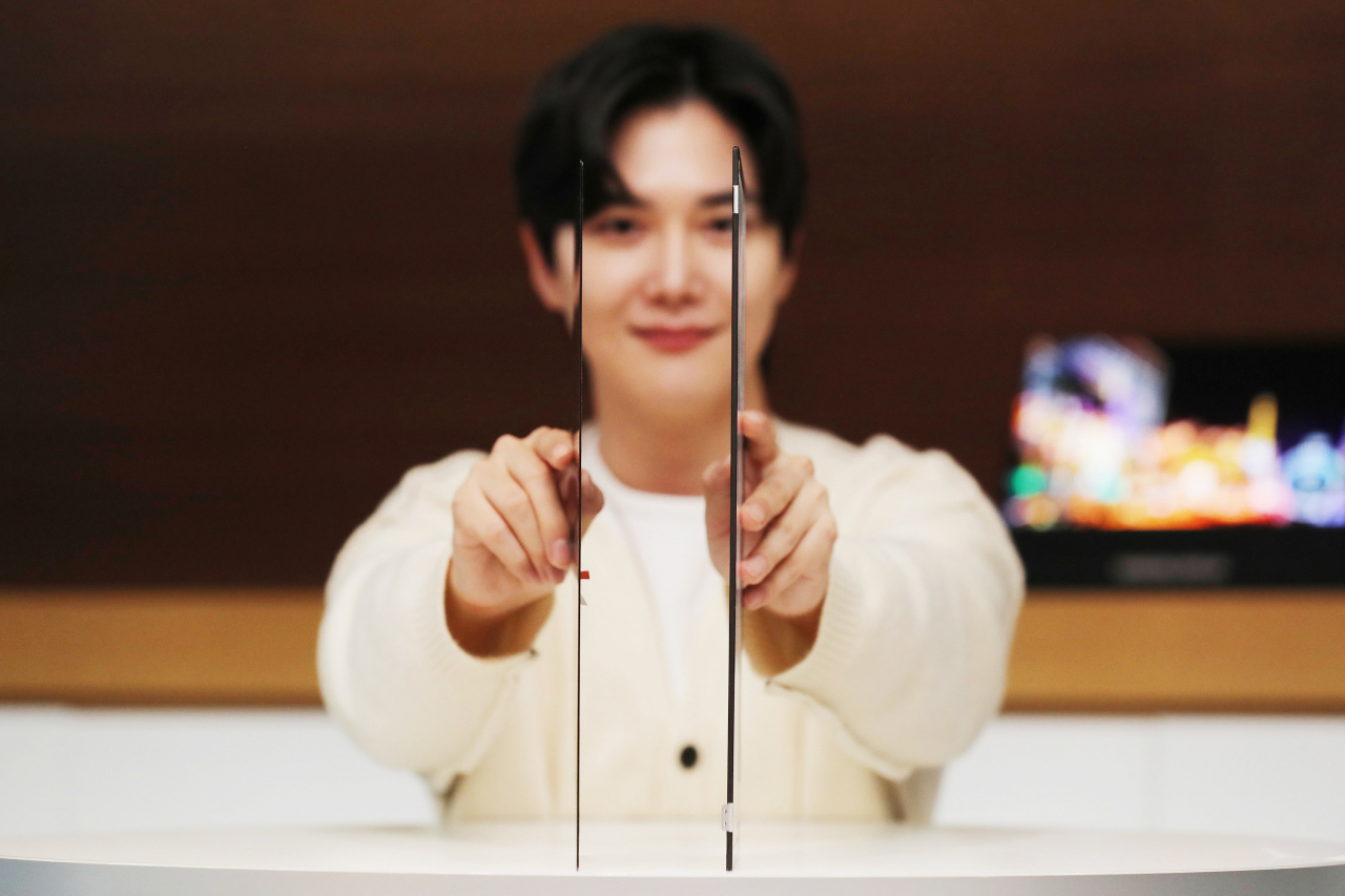 삼성디스플레이가 ‘CES 2024’에서 초박형 패널 신제품(왼쪽)을 선보인다. 기존 LCD 패널(오른쪽)과 비교해 눈에 띄게 얇은 것을 확인할 수 있다. [삼성디스플레이 제공]