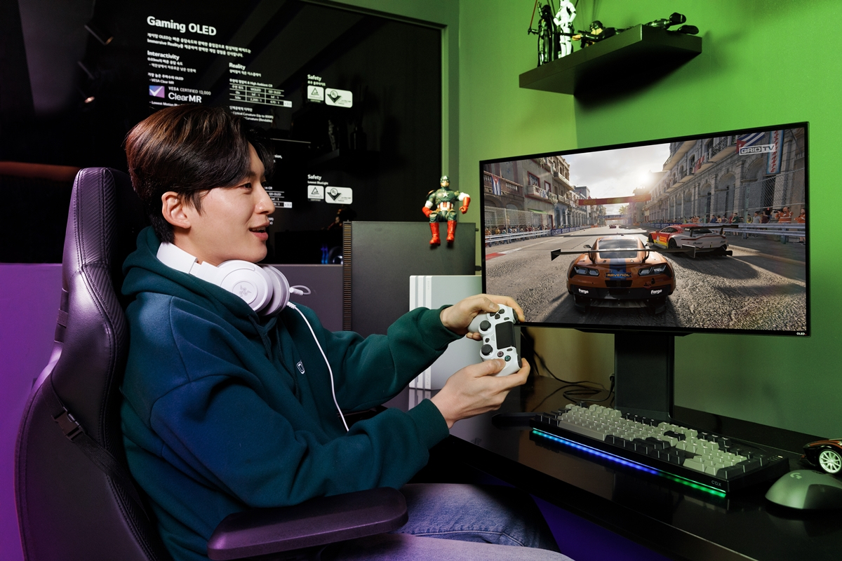 LG디스플레이 모델이 ‘27인치 480Hz QHD 게이밍 OLED 패널’을 소개하는 모습. [LG디스플레이 제공]