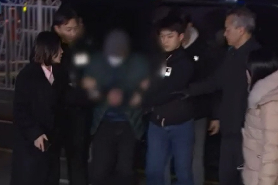 6일 새벽 경기도 고양시 일산 서부경찰서에서 다방 영업을 하던 여성 2명을 살해한 혐의를 받는 이모(57)씨가 검거돼 압송되고 있다. [연합]