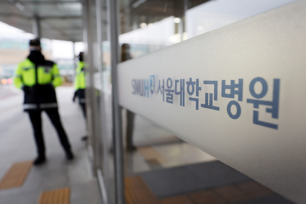 부산 방문 도중 목 부위를 습격당한 이재명 더불어민주당 대표가 입원 중인 종로구 서울대학교병원 인근에 5일 오전 경찰 인력이 배치돼있다. [연합]