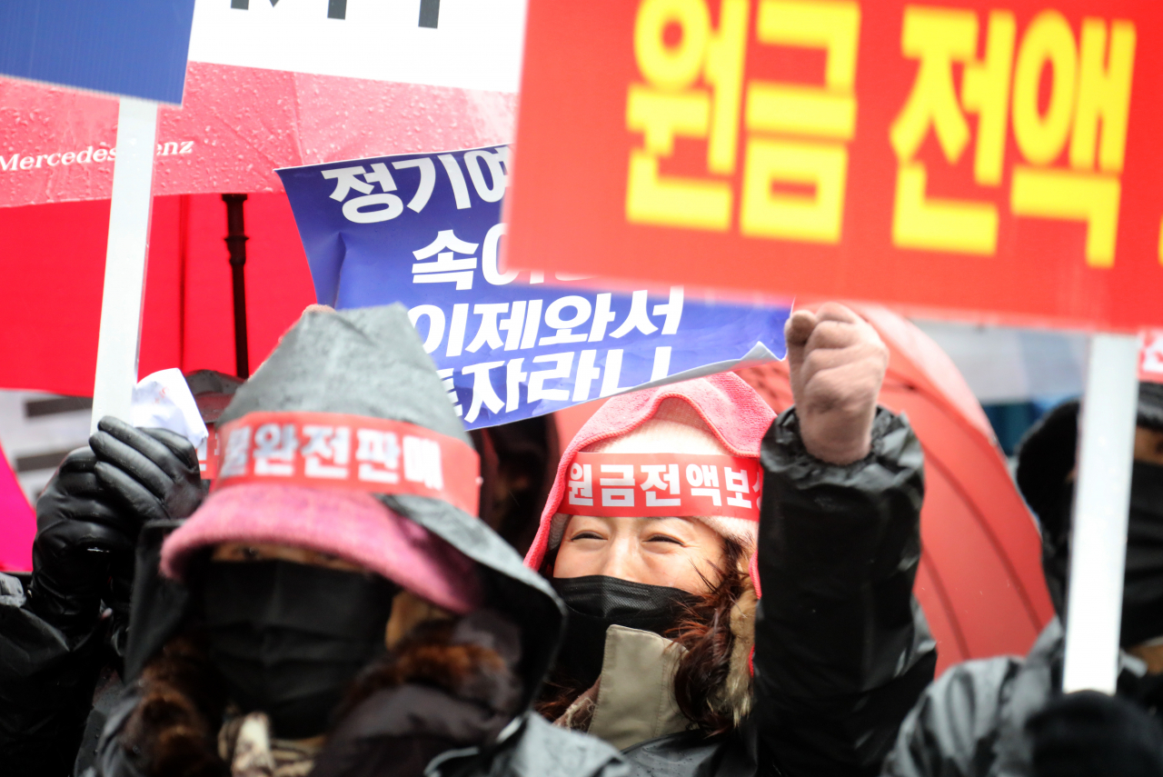홍콩H지수 연계 ELS(주가연계증권)에서 내년 상반기 대규모 손실 가능성이 불거진 가운데 서울 여의도 금융감독원 앞에서 홍콩지수 ELS 피해자들이 집회를 열고 있다. [연합]