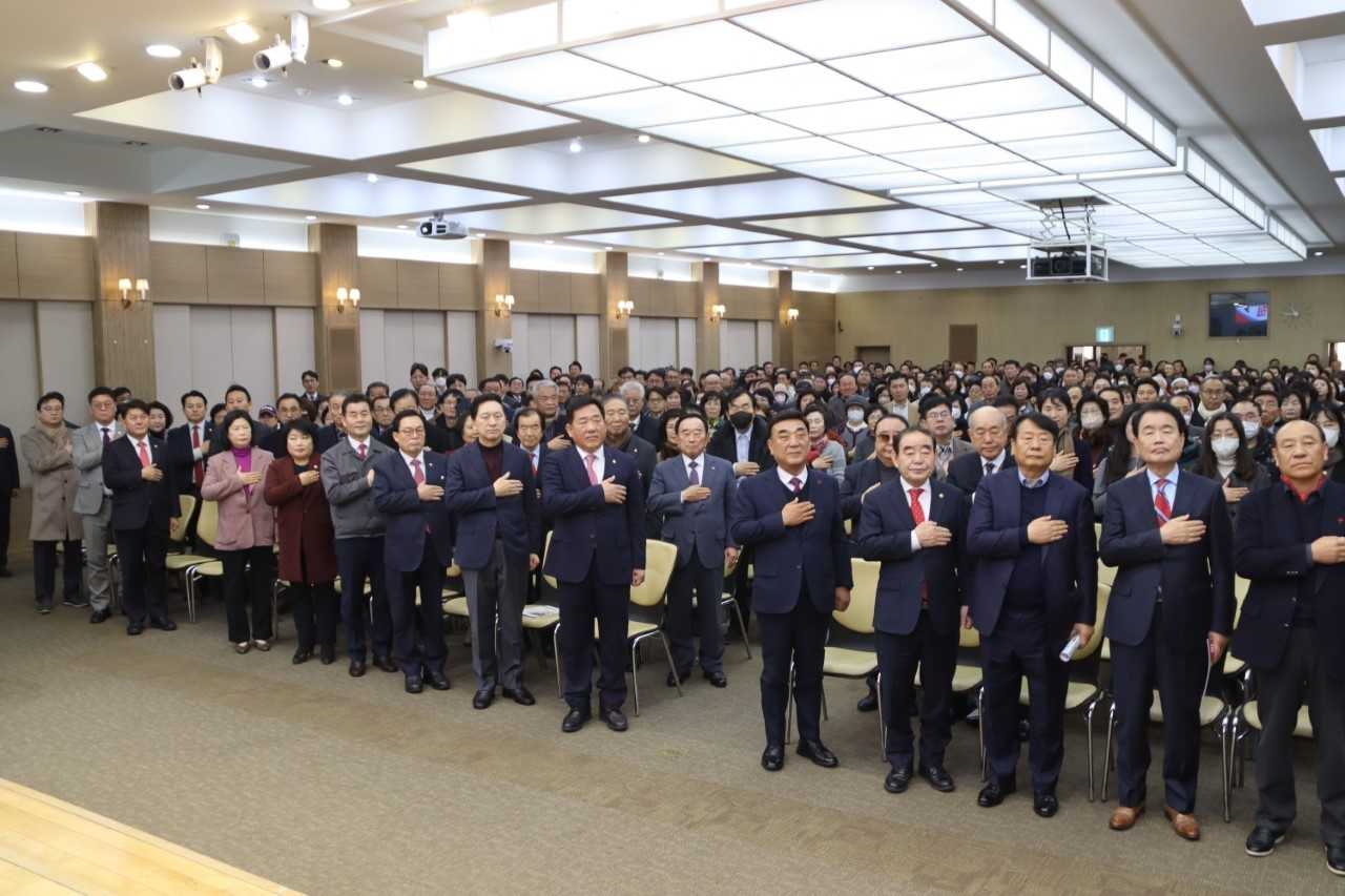울산 중구당협 신년인사회에서 참석자들이 국기에 경례하고 있다. [사진=박성민 의원실]