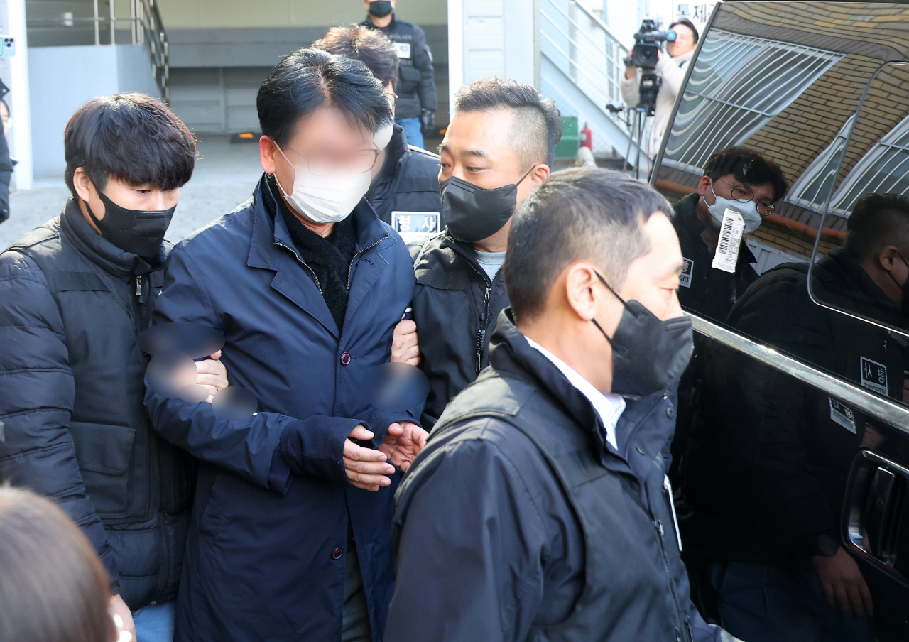 이재명 더불어민주당 대표를 흉기로 찌른 혐의로 구속영장이 청구된 피의자 김모 씨가 4일 오후 부산 연제구 연제경찰서에서 나와 구속전 피의자 심문(영장실질심사)을 받기 위해 차량에 탑승하고 있다. [연합]