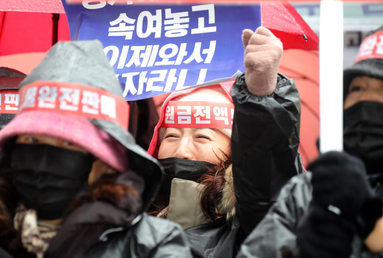 홍콩H지수 연계 ELS(주가연계증권)에서 내년 상반기 대규모 손실 가능성이 불거진 가운데 서울 여의도 금융감독원 앞에서 홍콩지수 ELS 피해자들이 집회를 열고 있다. [연합]