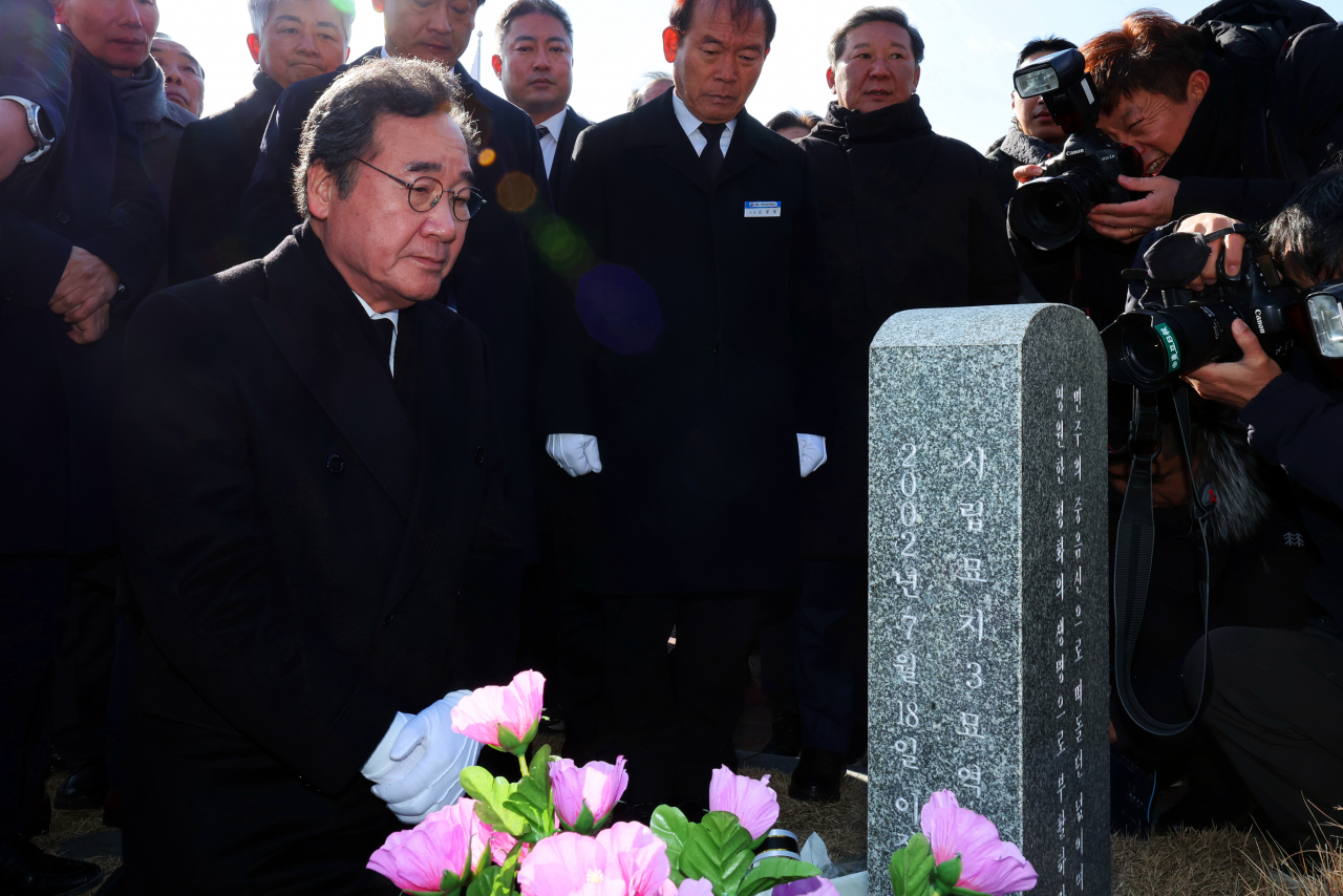 더불어민주당 이낙연 전 대표가 7일 오전 광주 북구 국립 5·18 민주묘지에서 참배하고 있다. 연합뉴스