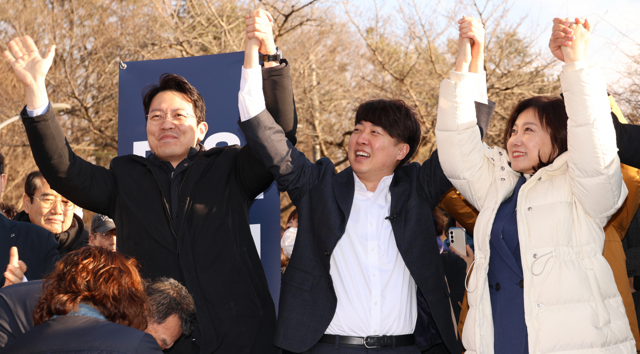 가칭 '개혁신당' 창당을 선언한 이준석 전 국민의힘 대표가 6일 오후 대구 수성구 수성못에서 천하람, 이기인, 허은아 공동 창당준비위원장과 함께 길거리 당원 모집에 나서고 있다. [연합]