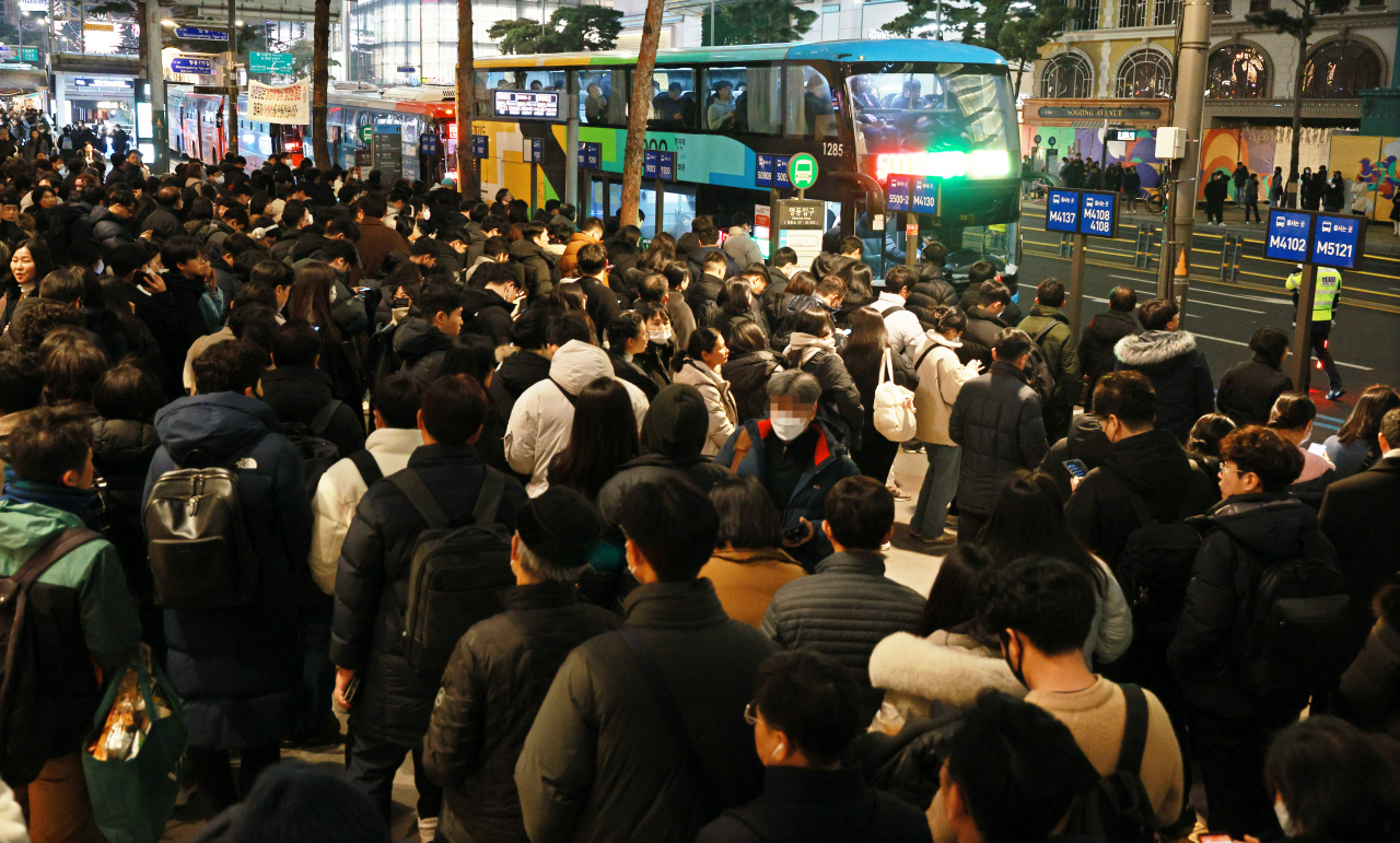 지난 4일 저녁 서울 명동에서 시민들이 퇴근을 하기 위해 버스를 기다리고 있다. [연합]