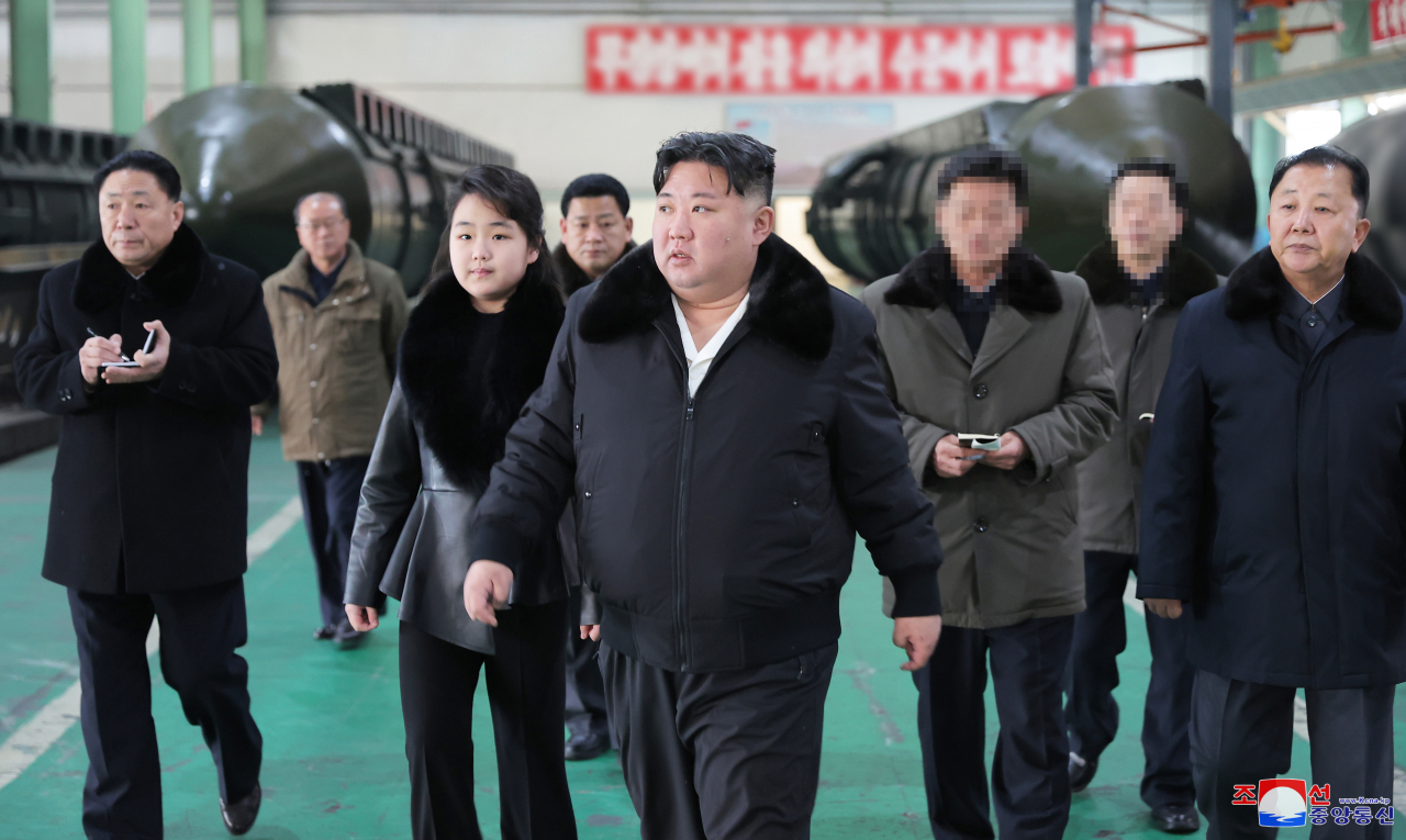 김정은 북한 국무위원장이 대륙간탄도미사일(ICBM) 발사대 생산 공장을 둘러보며 전략미사일 전력을 과시했다. 조선중앙통신은 김 위원장이 '중요군용대차생산공장'을 현지 지도했다고 5일 보도했다. [연합]