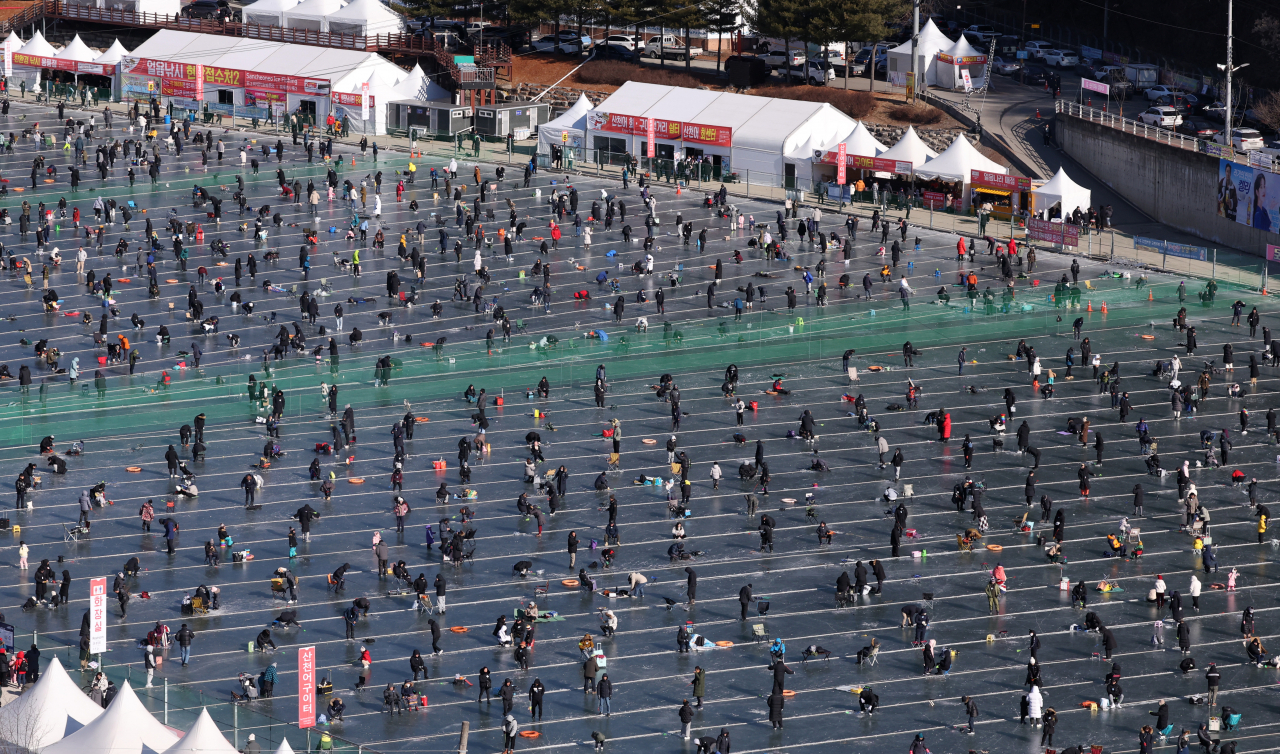 7일 강원 화천군 화천읍 화천천 일원에서 진행 중인 국내 대표 겨울 축제인 '2024 얼음나라 화천 산천어축제'를 찾은 관광객들이 얼음낚시를 즐기고 있다. [연합]