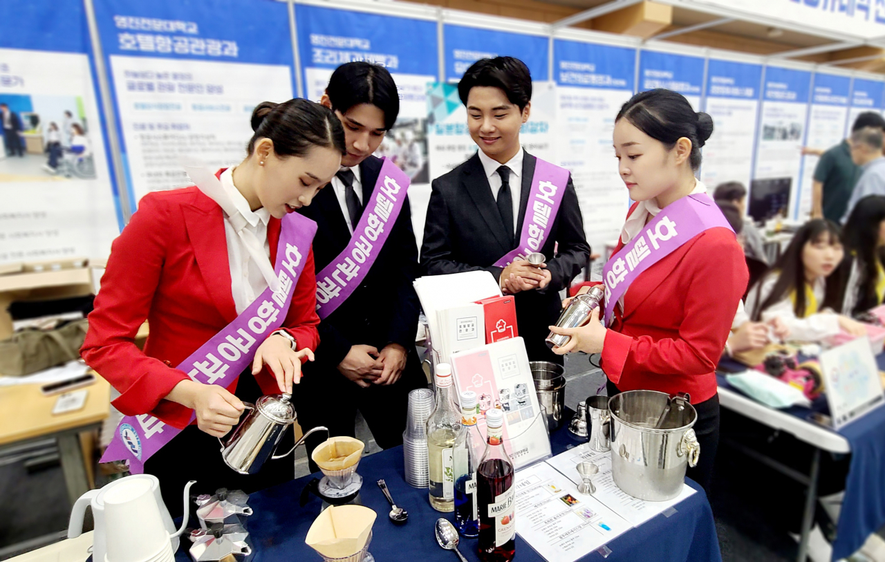영진전문대 호텔항공관광과 바리스타 시연 모습.[영진전문대 제공]
