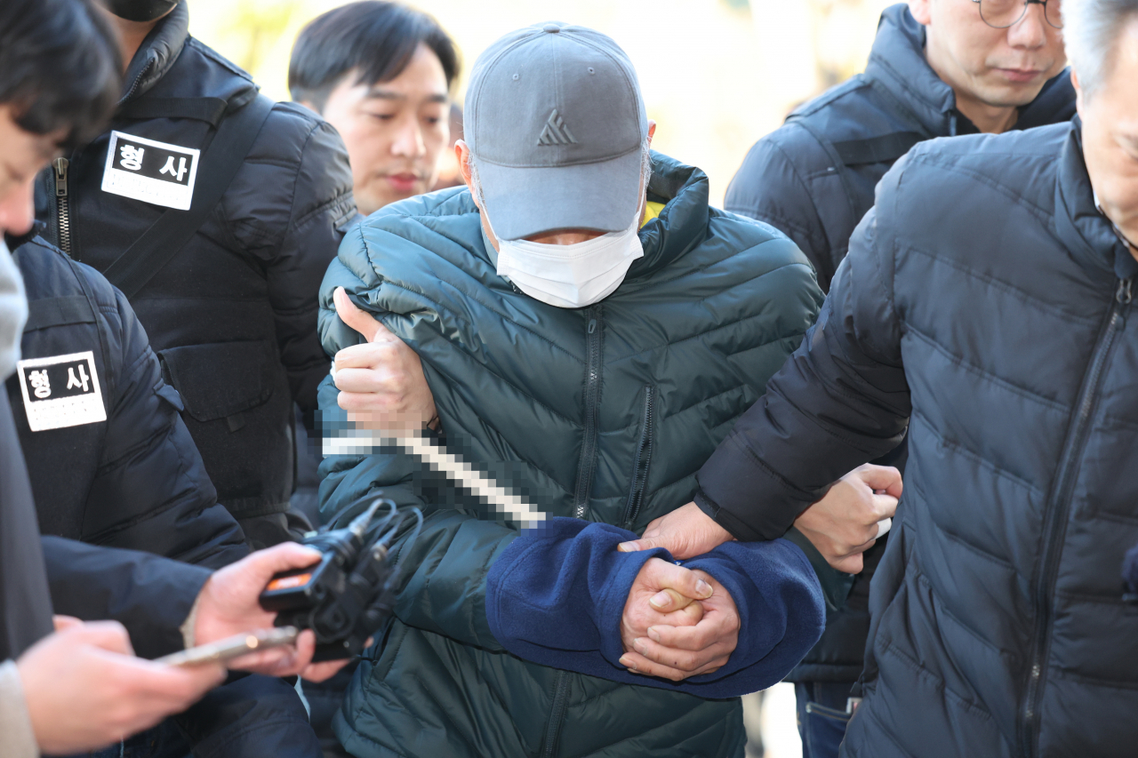 경기 고양시와 양주시에서 60대 여성 다방 업주 2명을 잇달아 살해한 혐의를 받는 이 모 씨가 7일 오후 경기 고양시 의정부지방법원 고양지원에서 구속 전 피의자 심문(영장실질심사)을 받기 위해 법정으로 향하고 있다. [연합]