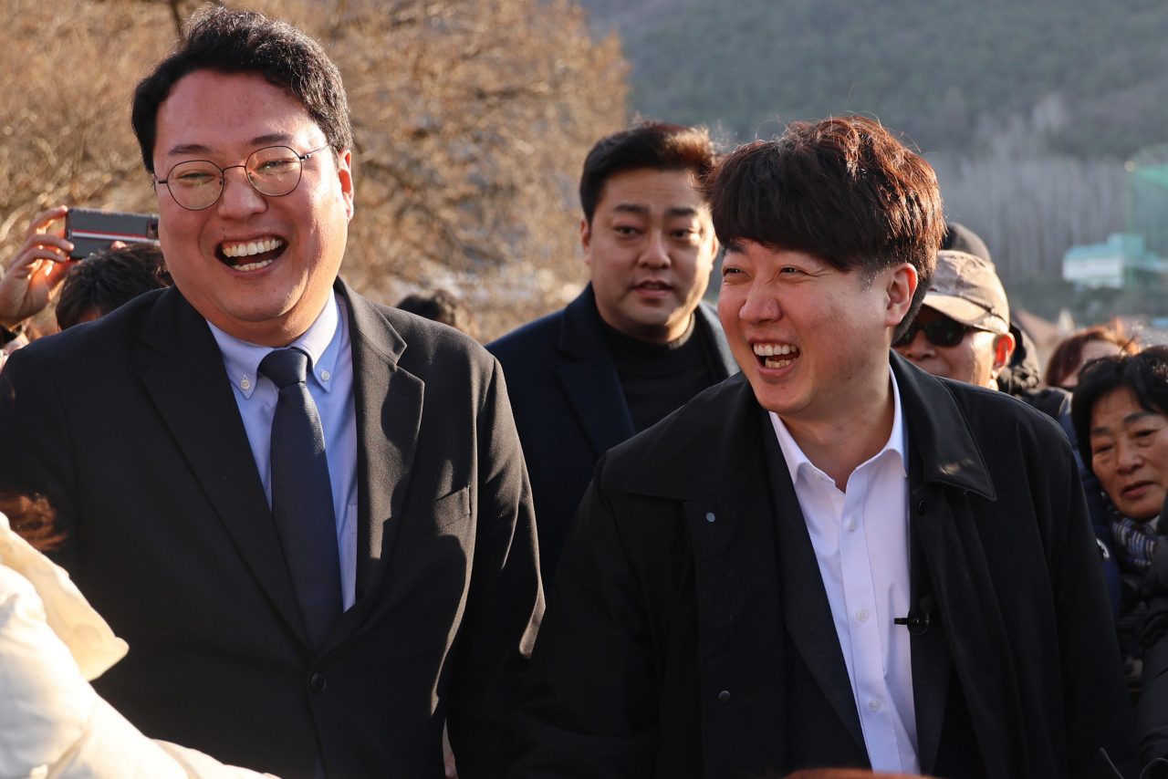 가칭 '개혁신당' 창당을 선언한 이준석 전 국민의힘 대표가 6일 오후 대구 수성구 수성못에서 천하람 개혁신당 공동창당준비위원장과 함께 길거리 당원 모집에 나서고 있다. [연합]