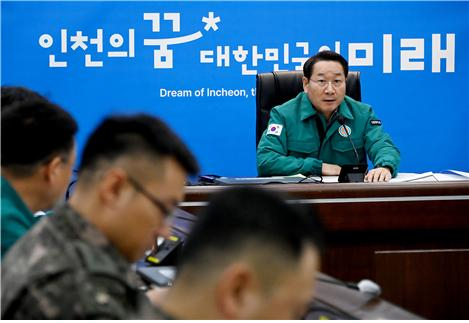 유정복 인천광역시장은 7일 시청 재난안전대책회의에서 북한의 연평도 일대 포사격과 관련해 지역주민보호대책회의를 소집해 상황을 점검하고 주민안전에 철저를 기할 것을 주문하고 있다.