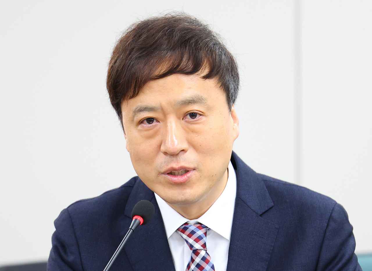 정성국 전 한국교원단체총연합회장이 지난해 12월 18일 정부서울청사에서 열린 2022년~2023년 상·하반기 교섭·협의 조인식에서 인사말을 하고 있다. [연합]