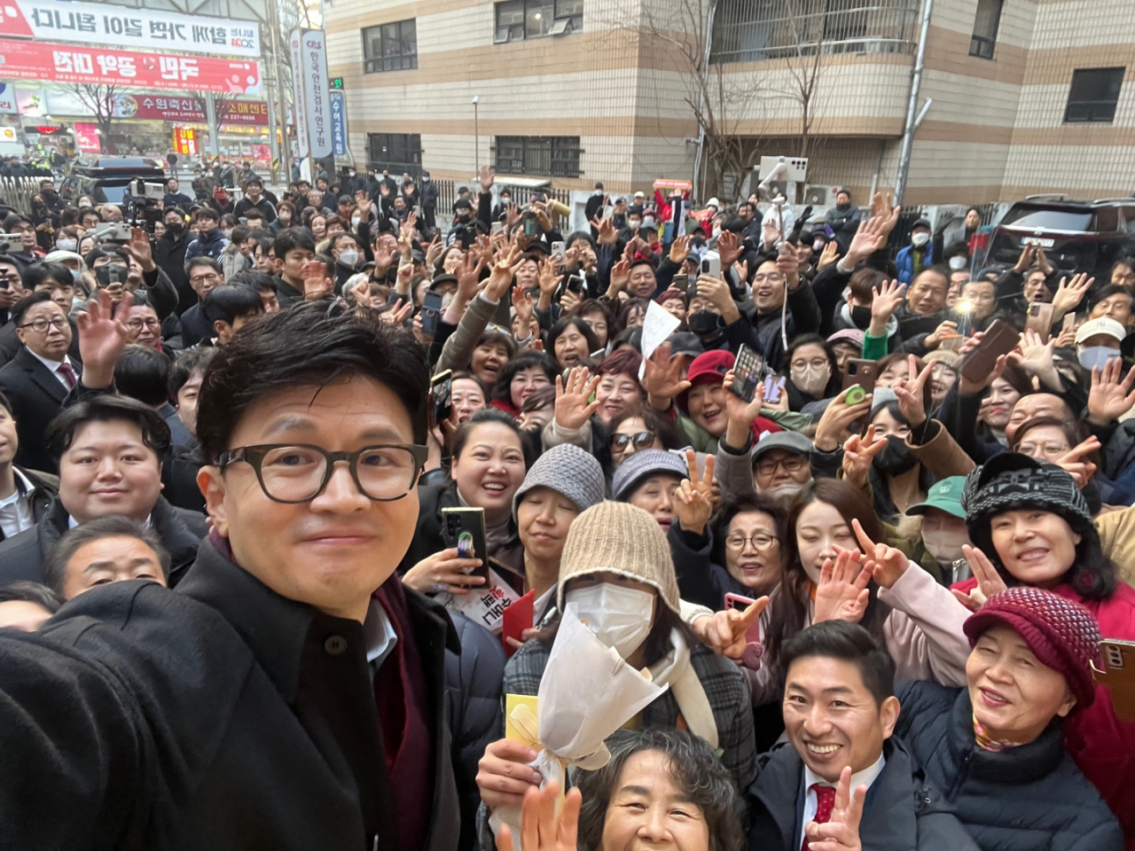 지난 5일 경기도 수원에서 열린 ‘2024 경기도당 신년 인사회’를 마친 한동훈 국민의힘 비대위원장이 당원, 지지자들과 함께 사진 촬영을 하고 있다. [연합]
