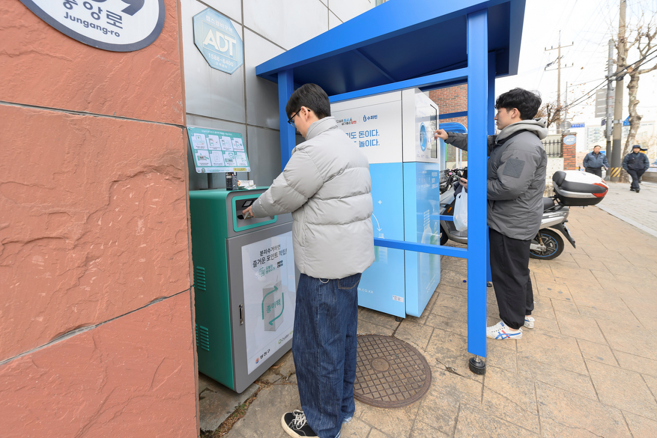 양천구 동주민센터에 설치된 스마트종이팩 수거기, 자원회수로봇을 이용하는 구민 모습 [양천구 제공]