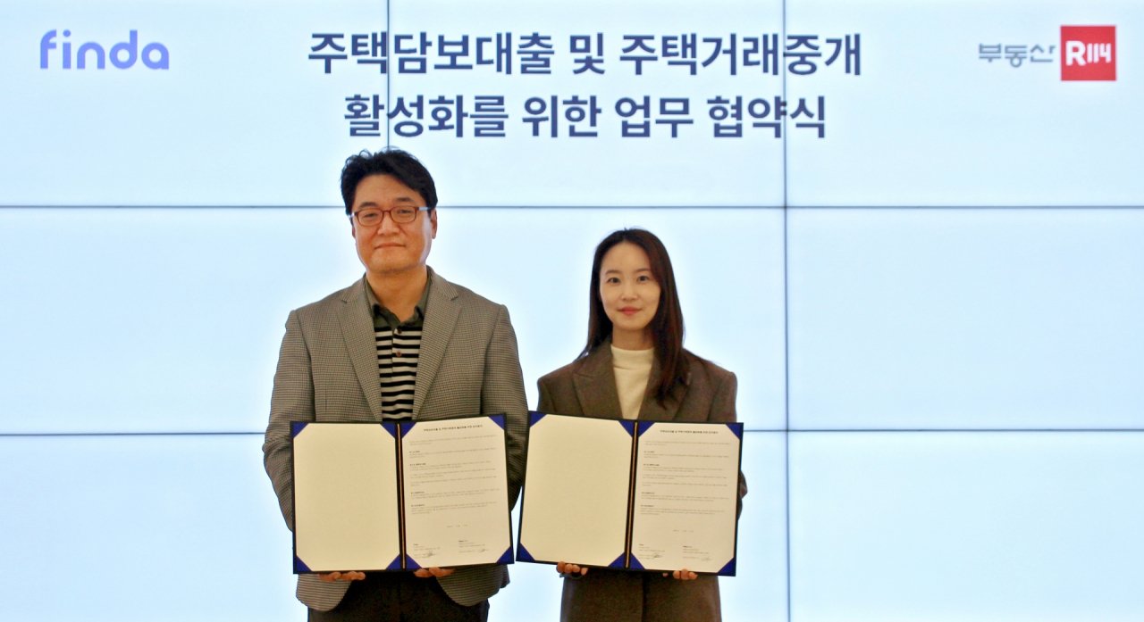 이혜민(오른쪽) 핀다 공동대표와 김희방 부동산R114 대표가 8일 기념촬영을 하고 있다.[핀다 제공]