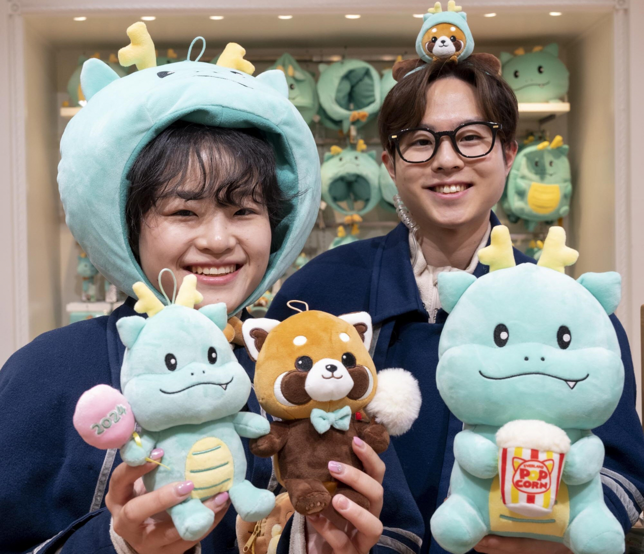 용인시의 용 캐릭터에 기반해 만든 에버랜드 용캐릭터와 용닮은 모델