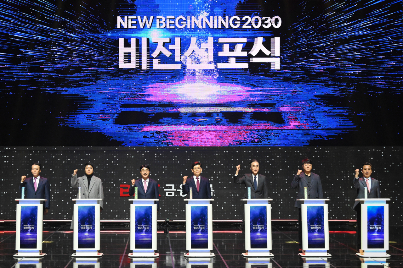 지난 5일 부산 남구 드림씨어터에서 열린 BNK금융그룹 ‘뉴 비기닝 2030 비전 선포식’에 참석한 빈대인(왼쪽 네 번째) BNK금융그룹 회장, 방성빈(왼쪽 세 번째) BNK부산은행장, 예경탁(왼쪽 다섯 번째) BNK경남은행장이 기념 촬영을 하고 있다.[BNK금융그룹 제공]