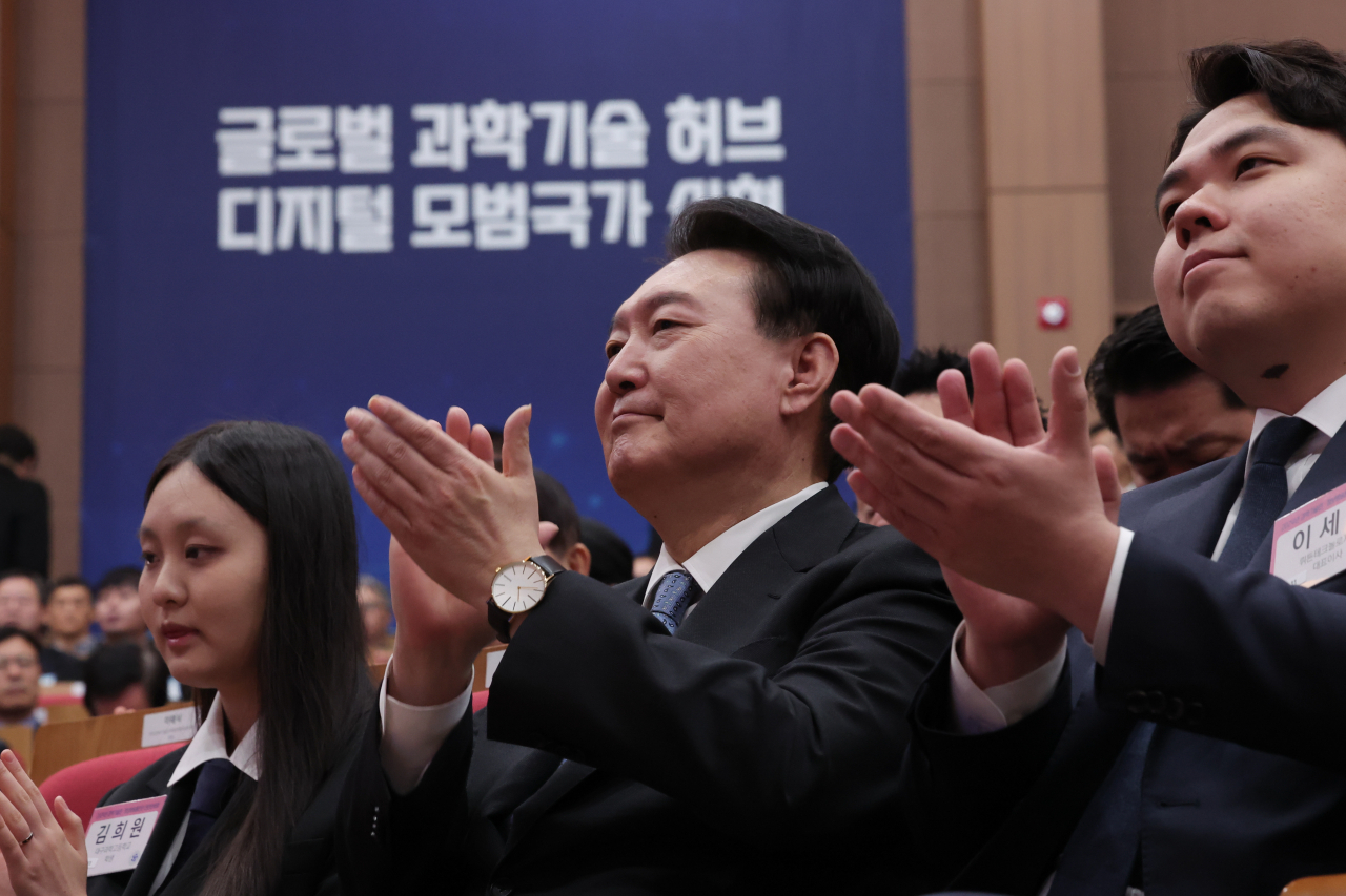 윤석열 대통령이 5일 서울 성북구 한국과학기술연구원(KIST)에서 열린 2024년 과학기술인·정보방송통신인 신년 인사회에서 박수치고 있다. [연합]