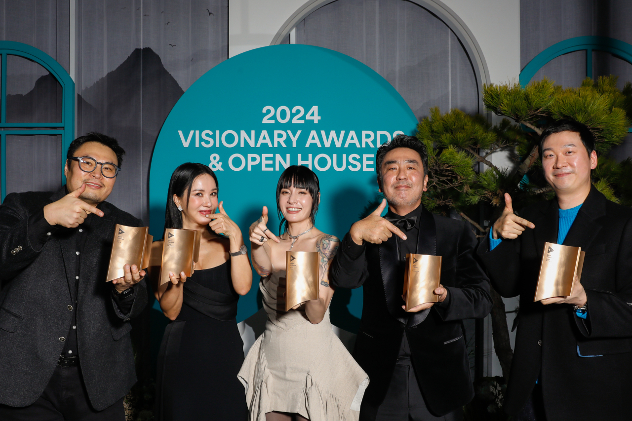 7일 서울 마포구 CJ ENM 센터에서 열린 ‘2024 비저너리 어워즈&오픈하우스’에 참석한 ‘2024 비저너리’ 수상자들이 기념사진을 촬영하고 있다. 왼쪽부터 강풀, 엄정화, 모니카, 류승룡, 김용훈. [CJ ENM 제공]