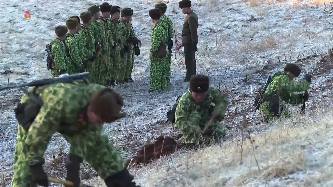 북한 조선중앙TV는 7일 김여정 노동당 담화 내용을 보도하면서 북한군의 기만작전 폭약발파 장면(44초)을 공개했다. 김 부부장은 이날 담화에서 지난 6일 서북도서 지역에서 포사격을 한 적이 없다며, 포성을 모방한 폭약을 터뜨리는 기만 작전에 한국군이 속아 넘어갔다고 주장했다. 북한군이 폭약 구덩이를 파는 모습. [평양 조선중앙TV=연합]