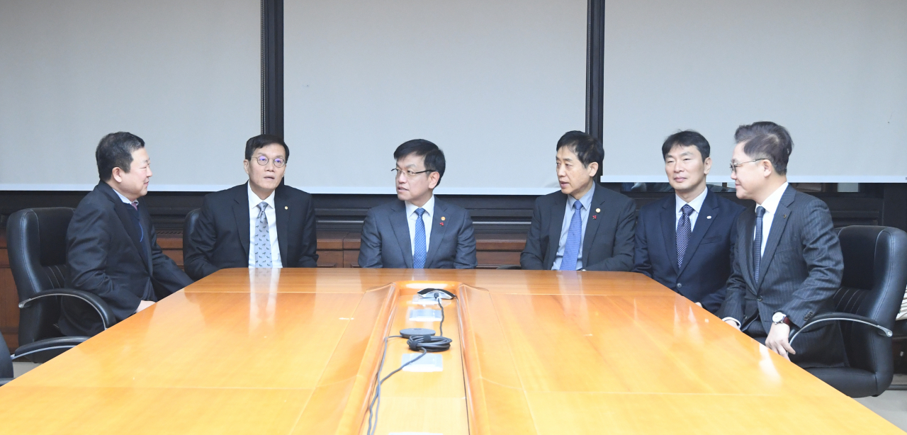 최상목 부총리 겸 기획재정부 장관이 8일 서울 영등포구 여의도 한국수출입은행에서 한국은행 총재, 금융위원장, 금융감독원장, 경제수석, 산업은행 회장 등과 함께 '거시경제.금융현안 간담회'를 갖고, 태영건설 워크아웃 신청 이후 최근 진행상황에 대해 논의하고 있다. (왼쪽부터) 박춘섭 경제수석, 이창용 한국은행 총재, 최상목 부총리, 김주현 금융위원장, 이복현 금감원장, 강석훈 한국산업은행 회장. [기획재정부 제공]