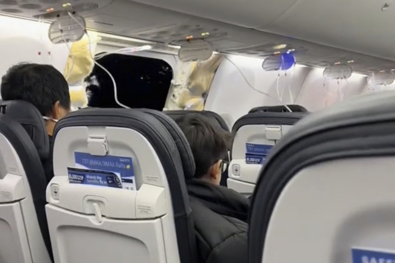지난 5일(현지시간) 포틀랜드 공항을 이륙한 알래스카 항공 1282편 B737 맥스9의 동체가 뜯겨져 나간 모습. [AP]