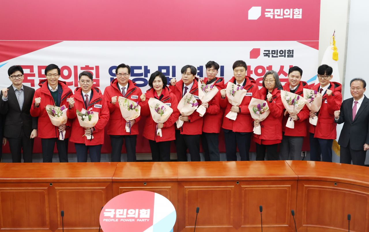 8일 국회에서 열린 국민의힘 입당 및 영입 환영식에서 한동훈 비상대책위원장과 윤재옥 원내대표가 입당 인사들과 함께 포즈를 취하고 있다. [연합]