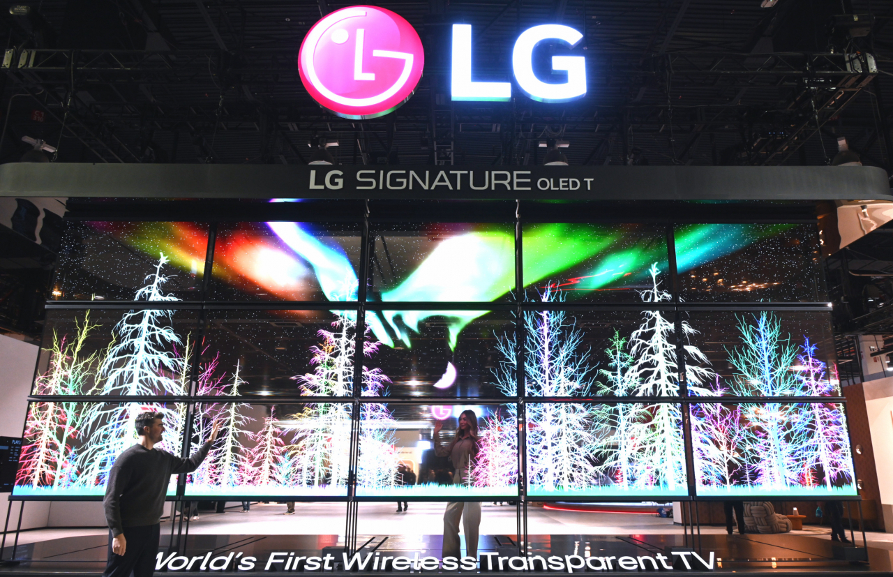‘LG 시그니처 올레드 T’ 15대로 구성된 미디어 아트가 LG전자 부스를 찾은 관람객들을 맞이하는 모습.[LG전자 제공]