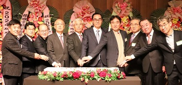 제지산업 신년인사회가 지난 5일 서울 신라호델에서 열렸다. 행사에서 한국종이용기조합 성상웅 이사장(왼쪽부터), 한국박스산업협동조합 황청성 이사장, 한국펄프종이공학회 김진두 회장, 한국종이자원진흥원 최병민 이사장, 한국제지연합회 이복진 회장, 한국제지공업협동조합 권혁홍 이사장, 산업통상자원부 김종주 과장, 대한인쇄정보산업협동조합연합회 박래수 회장, 한국제지원료재생업협동조합 홍기영 이사장, 한국출판문화협회 윤철호 회장이 축하떡을 자르고 있다. [제지연합회 제공]