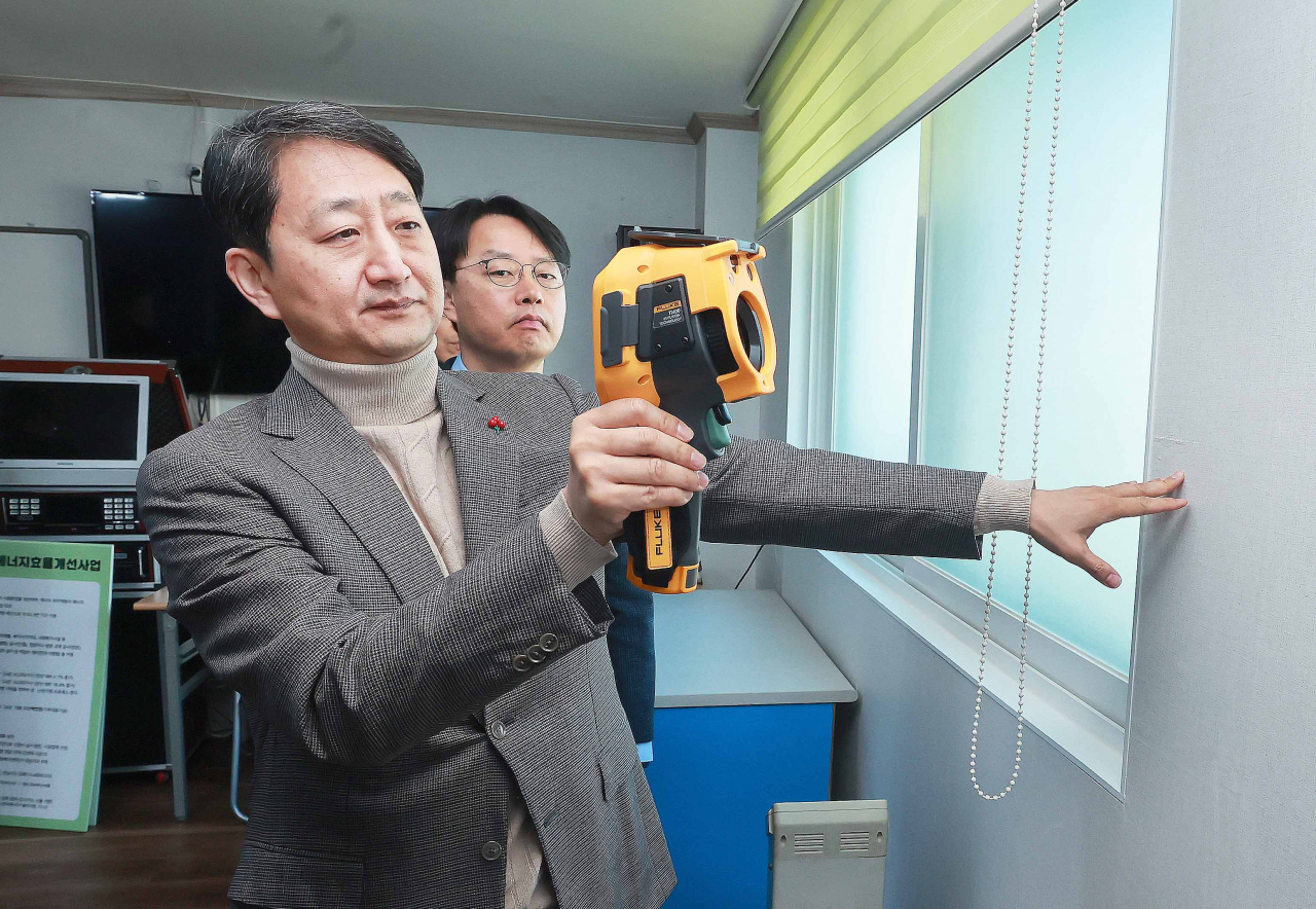 Industry Minister Ahn Duk-geun (left) inspects a senior community center in Goyang, north of Seoul, on Sunday. (Ministry of Trade, Industry and Energy)
