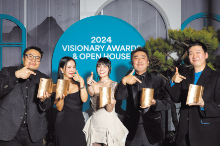 7일 서울 마포구 CJ ENM 센터에서 열린 ‘2024 비저너리 어워즈&오픈하우스’에 참석한 ‘2024 비저너리’ 수상자들이 기념사진을 촬영하고 있다. 왼쪽부터 강풀·엄정화·모니카·류승룡·김용훈. [CJ ENM 제공]