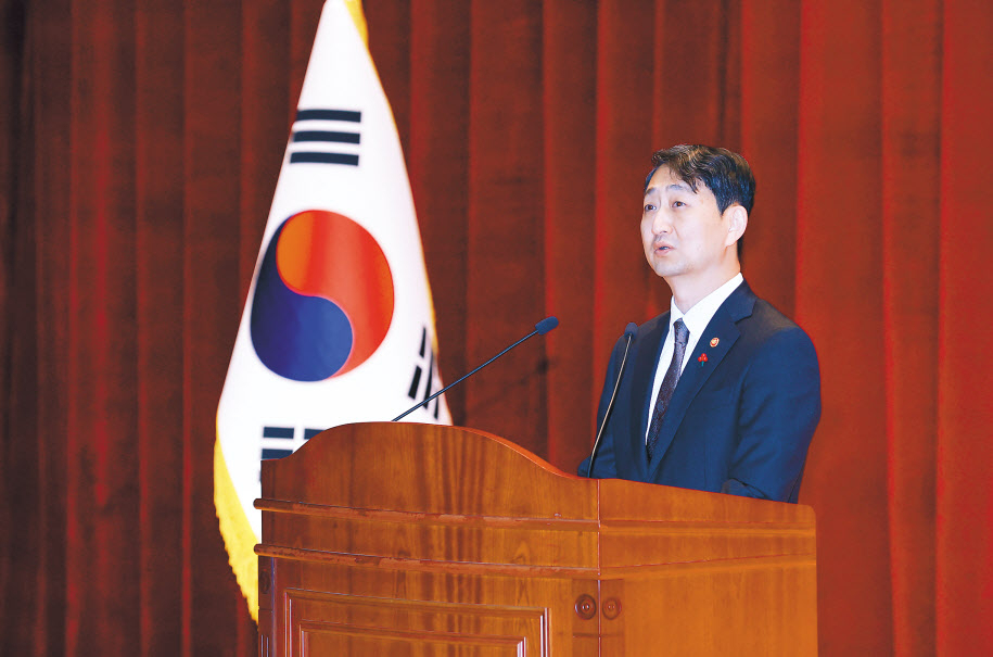 안덕근 산업통상자원부 신임 장관이 8일 정부세종청사에서 진행된 취임식에서 취임사를 하고 있다. [산업통상자원부 제공]